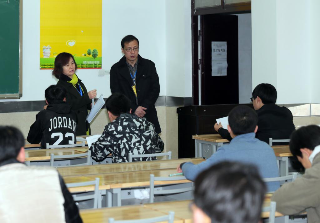 副院长杨卫军与监考人员交流