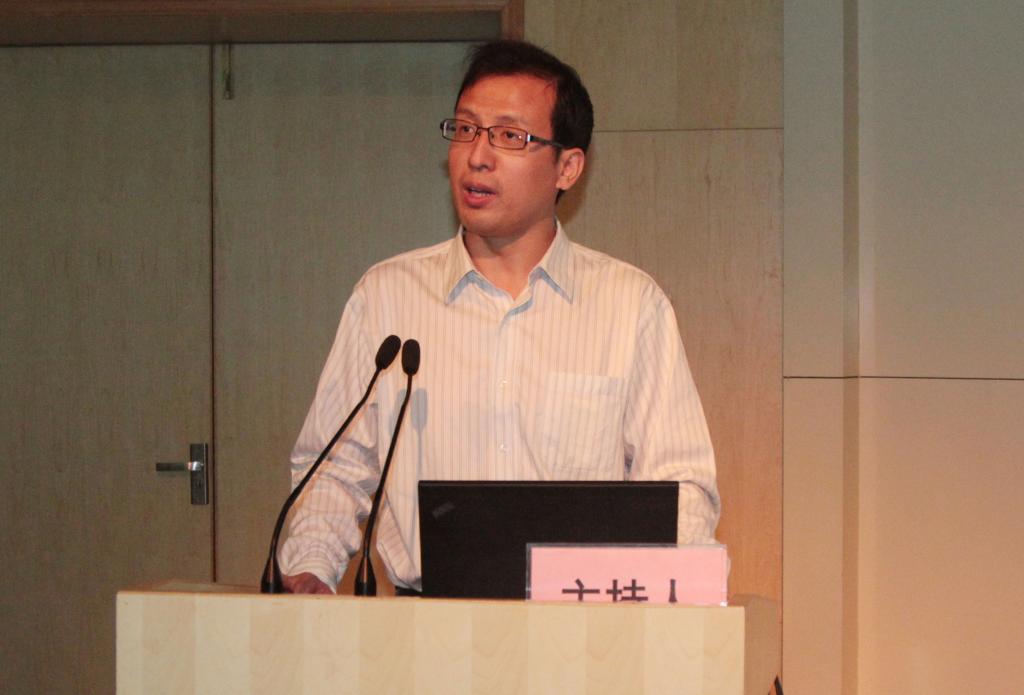 副院长杨卫军介绍学院情况