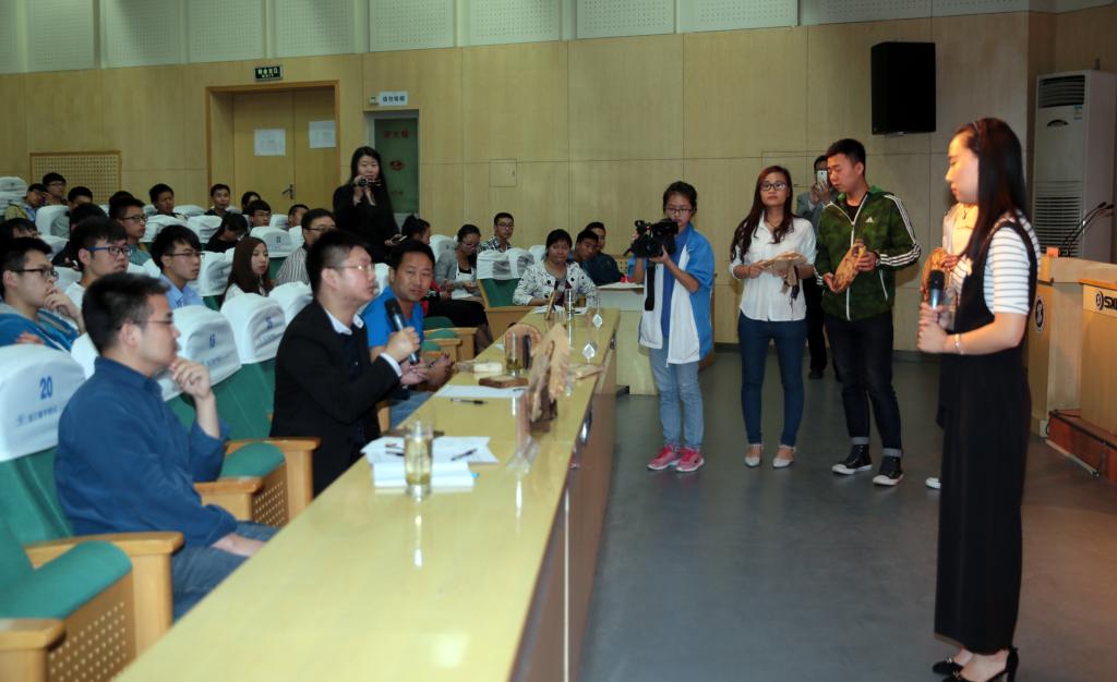 训练组与校企专家交流